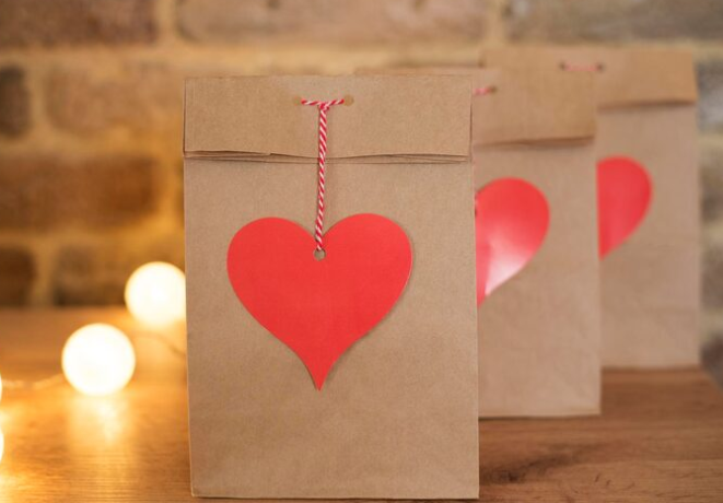 Por que investir em sacolas em papel personalizadas melhora a experiência do cliente