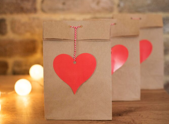 Por que investir em sacolas em papel personalizadas melhora a experiência do cliente